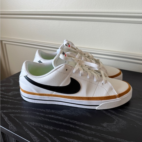 Women’s Nike Court Legacy - Size 9.5 - Picture 2 of 7